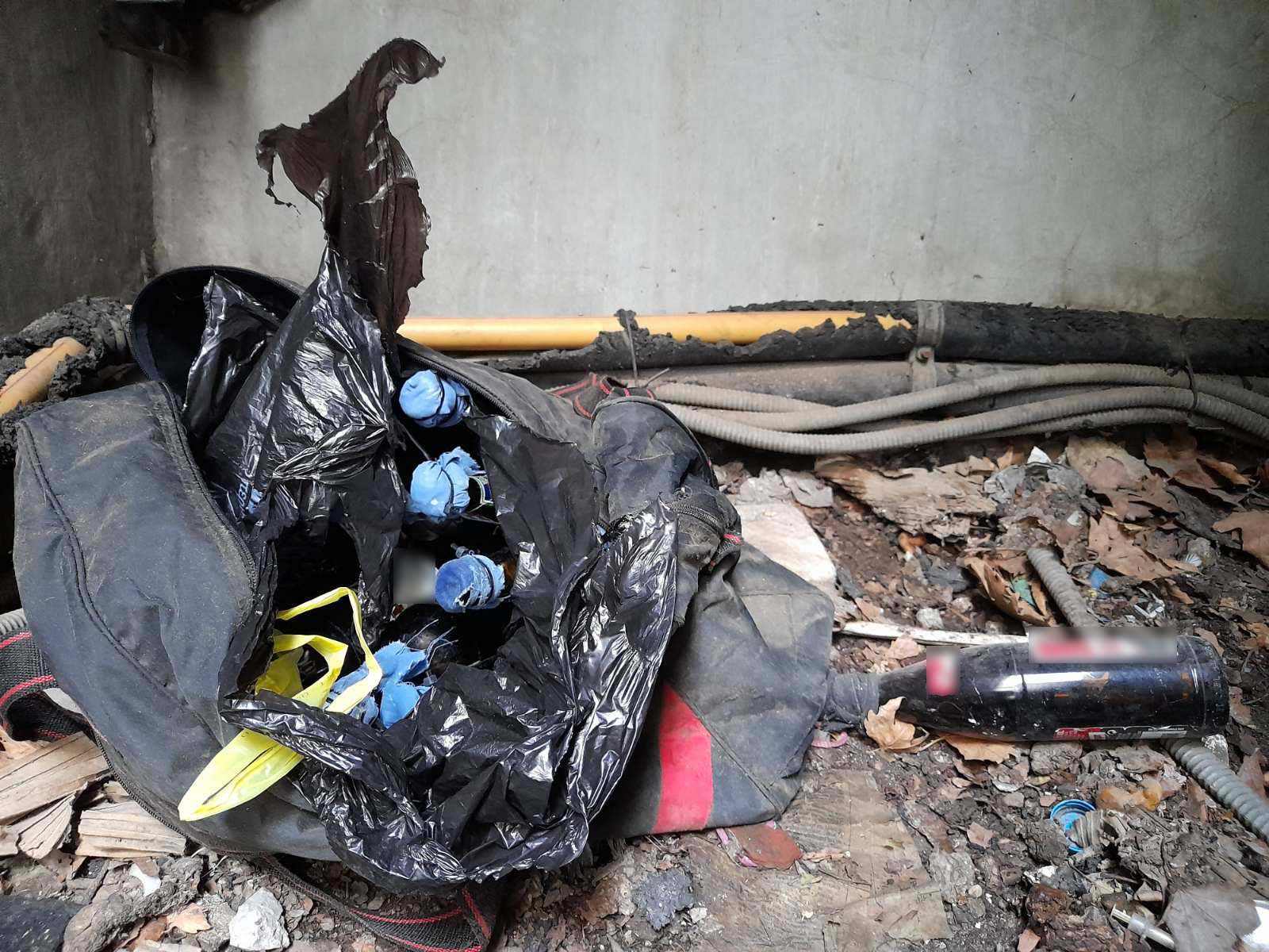 ΦΩΤΟΓΡΑΦΙA - Αστυνομικοί εντόπισαν 11 βόμβες τύπου μολότοφ σε χώρο κοντά στη Σχολή Θετικών Επιστημών του ΑΠΘ