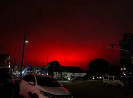 Κίνα: Ένα σπάνιο φαινόμενο, ο ουρανός βάφτηκε κόκκινος στη Ζουσάν