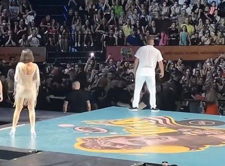 Εικόνες ντροπής στα Mad Video Music Awards 22