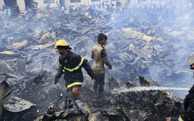 Μπανγκλαντές: Μάχη για να τεθεί υπό έλεγχο η πυρκαγιά σε μεγάλη αποθήκη – 41 νεκροί μέχρι στιγμής