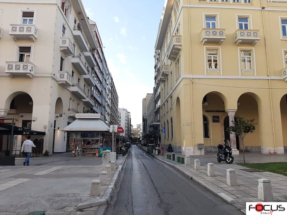 Θεσσαλονίκη: Στο νοσοκομείο 22χρονη – Έπεσαν σοβάδες στο κεφάλι της στην Αριστοτέλους