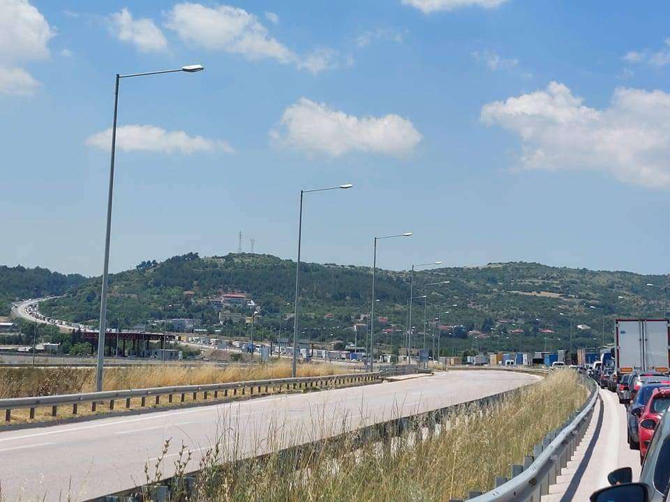 Μποτιλιάρισμα και σήμερα στο Δερβένι – Συνεχίζονται οι εργασίες ασφαλτόστρωσης