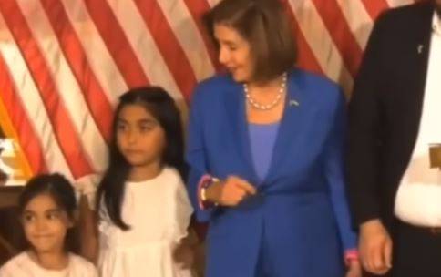 ΒΙΝΤΕΟ// Οργή για την Πελόζι – «Εσπρωξε» μικρή κόρη βουλευτίνας κατά τη διάρκεια φωτογράφισης