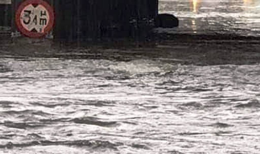 Σε λίμνες μετατράπηκαν και χθες δρόμοι στη Θεσσαλονίκη