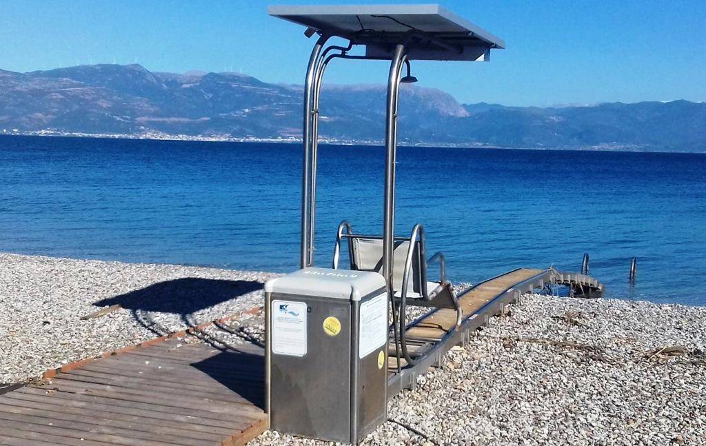 Αφαίρεσαν ράμπα αναπήρων από παραλία στο Αίγιο για να βάλουν ξαπλώστρες !