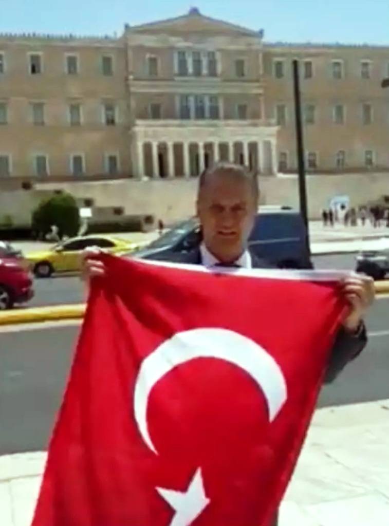 Πρωτοφανής πρόκληση από τούρκο πολιτικό στην Αθήνα! – Άνοιξε τουρκική σημαία μπροστά στη Βουλή!