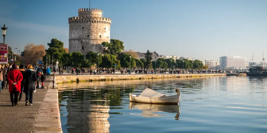 Συμβαίνουν και αυτά: Τουρίστας βούτηξε στο λιμάνι της Θεσσαλονίκης και κολυμπούσε δίπλα σε νεκρά ποντίκια