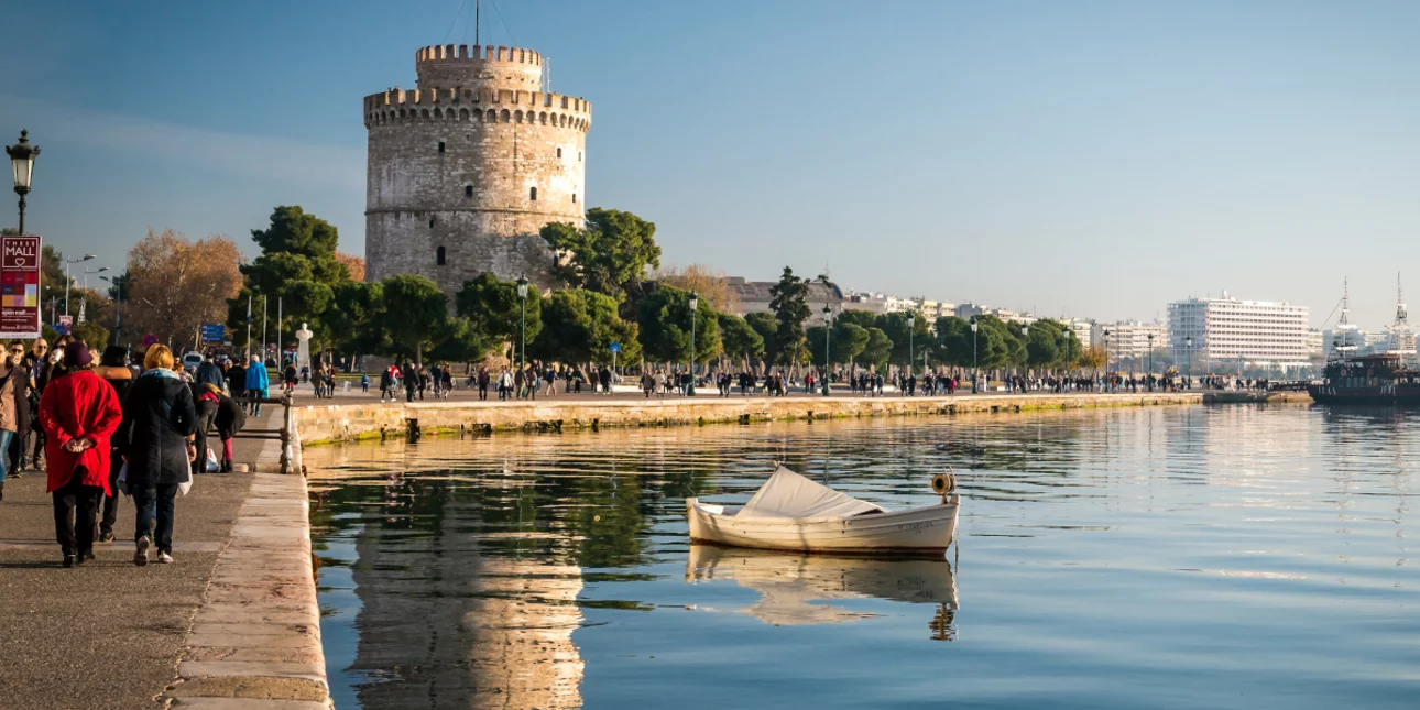 Συμβαίνουν και αυτά: Τουρίστας βούτηξε στο λιμάνι της Θεσσαλονίκης και κολυμπούσε δίπλα σε νεκρά ποντίκια
