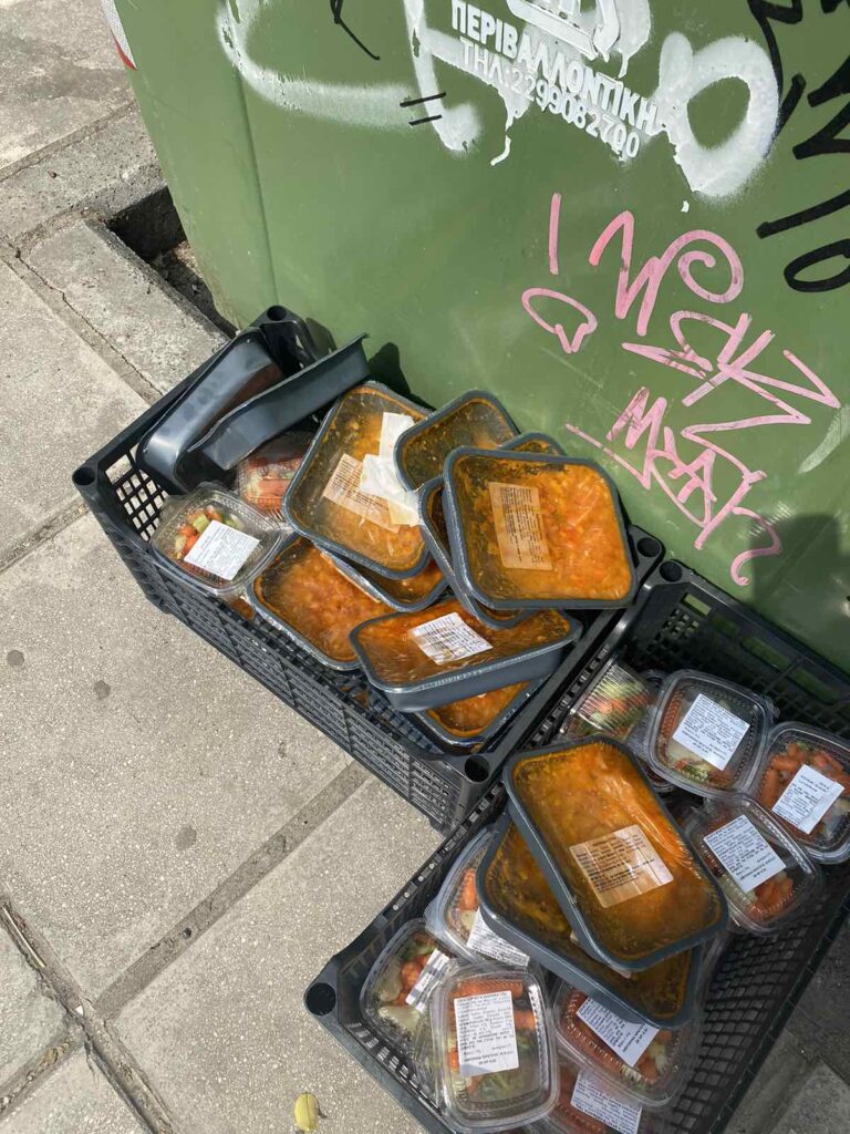 Σχολικά γεύματα πεταμένα σε κάδους την ώρα που Έλληνες πεινάνε// ΦΩΤΟΓΡΑΦΙΕΣ-ΗΧΗΤΙΚΟ Focus fm