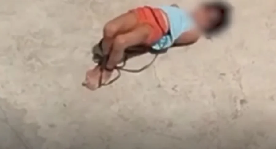 Σοκ στην Ινδία: Έδεσε την 5χρονη κόρη της και την άφησε στον ήλιο γιατί «δεν είχε κάνει τα μαθήματά της» (βίντεο)