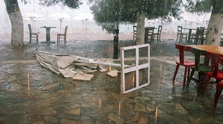 Κακοκαιρία Genesis: Χωρίς ρεύμα περιοχές της Λάρισας, ανεμοστρόβιλος και πλημμύρες στην Κέρκυρα