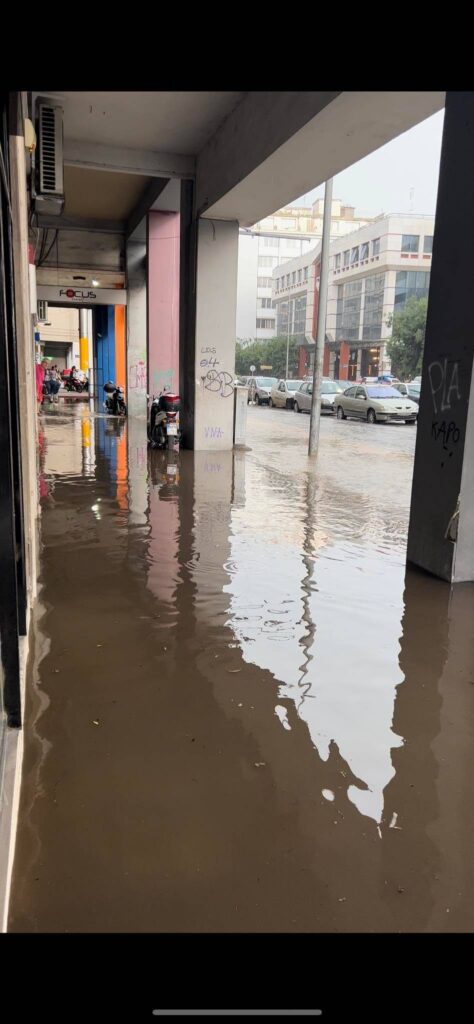 ΒΙΝΤΕΟ: Χείμαρροι δρόμοι και πεζοδρόμια στη Θεσσαλονίκη! Σε απόγνωση κάτοικοι και καταστηματάρχες…
