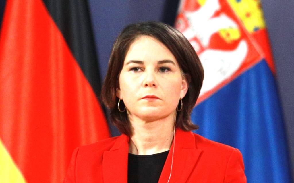 Ματαιώθηκε η επίσκεψη της Αναλένα Μπέρμποκ στη χώρα μας – Βρέθηκε θετική σε κορωνοϊό