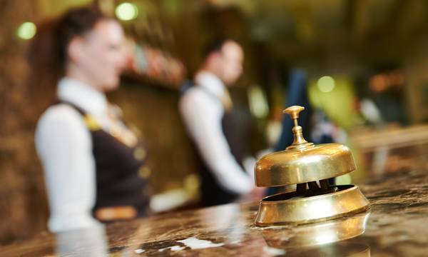 “Τρύπα” 60.000 κενών θέσεων στον τουρισμό εξαιτίας κακών εργασιακών συνθηκών