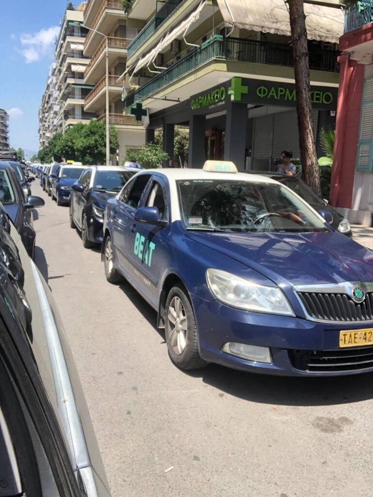 Θεσσαλονίκη: Στα συνεργεία οδηγοί ταξί όπου αλλάζουν τα ταξίμετρα – Τεράστιες ουρές // ΒΙΝΤΕΟ