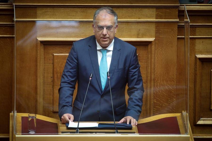 Βουλή: Αισθάνθηκε αδιαθεσία και διέκοψε την ομιλία του ο Τάκης Θεοδωρικάκος