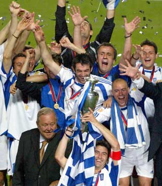 Όταν η Ελλάδα σήκωσε το «τιμημένο» – 18 χρόνια από το έπος του Euro 2004