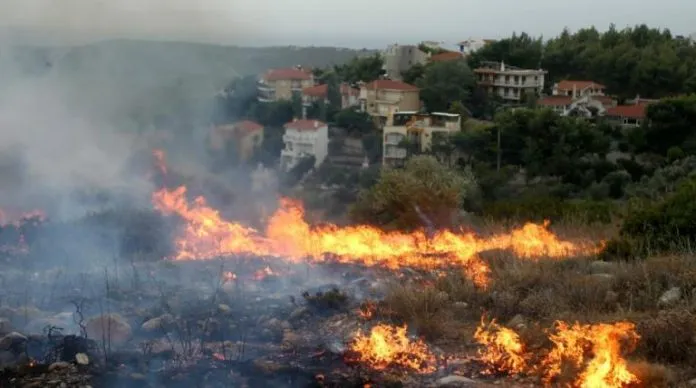 Πύρινος όλεθρος σε Πεντέλη, Παλλήνη και Γέρακα – Καίγονται σπίτια