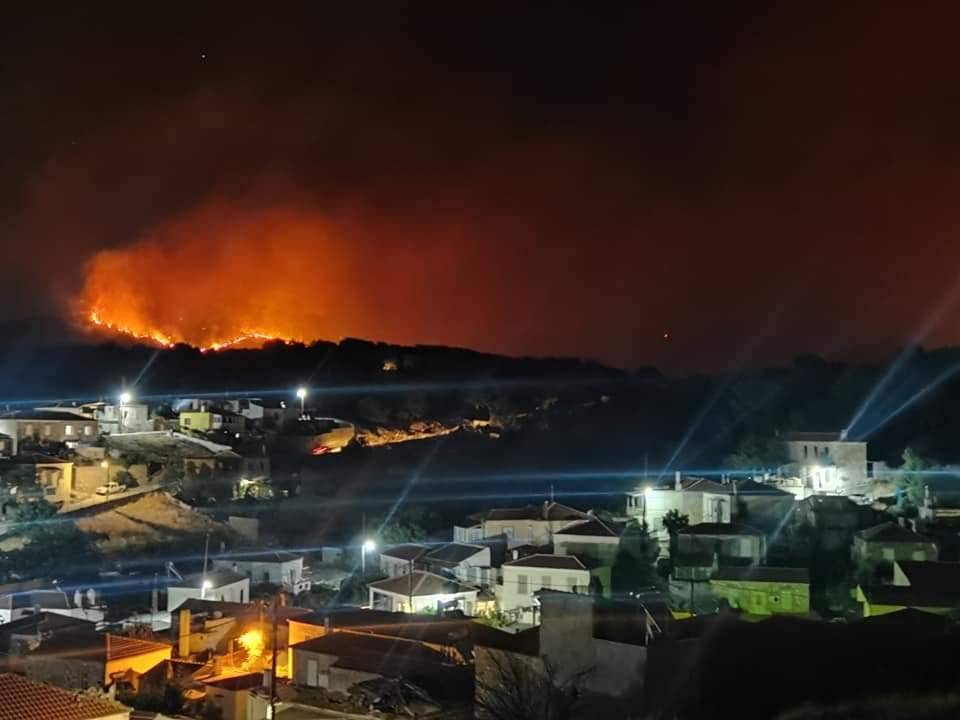 Εκκενώνεται ο οικισμός Βρίσας στη Λέσβο – Μαίνεται ανεξέλεγκτη η πυρκαγιά