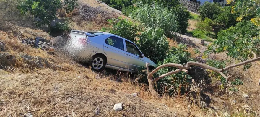 Σύρος: Σταμάτησαν να θαυμάσουν τη θέα και άλλο αυτοκίνητο τους έριξε στο γκρεμό