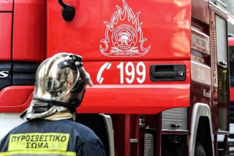 Φωτιά σε σταθμευμένα αυτοκίνητα στη Θεσσαλονίκη