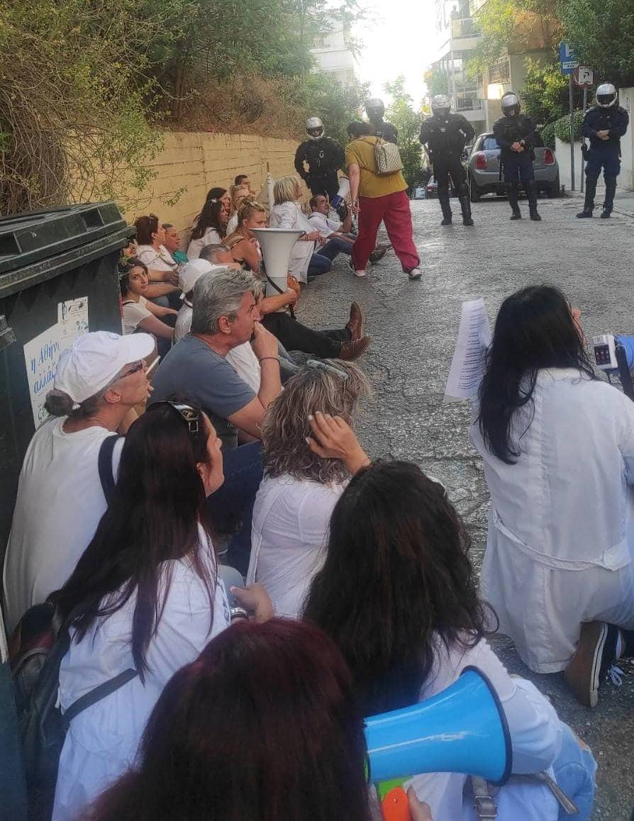 ΒΙΝΤΕΟ - Στη ΓΑΔΑ οι υγειονομικοί που διαδήλωσαν έξω από το σπίτι του Μητσοτάκη - Συνελήφθησαν για παρακώλυση κυκλοφορίας και «απείθια»