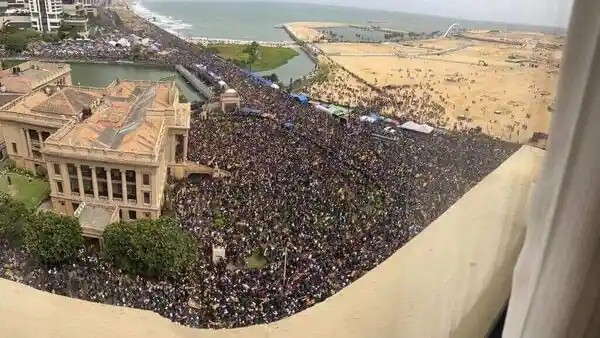 BINTEO – Σρι Λάνκα: Χιλιάδες εξοργισμένοι διαδηλωτές εισέβαλαν στο προεδρικό μέγαρο – Φυγαδεύτηκε ο πρόεδρος