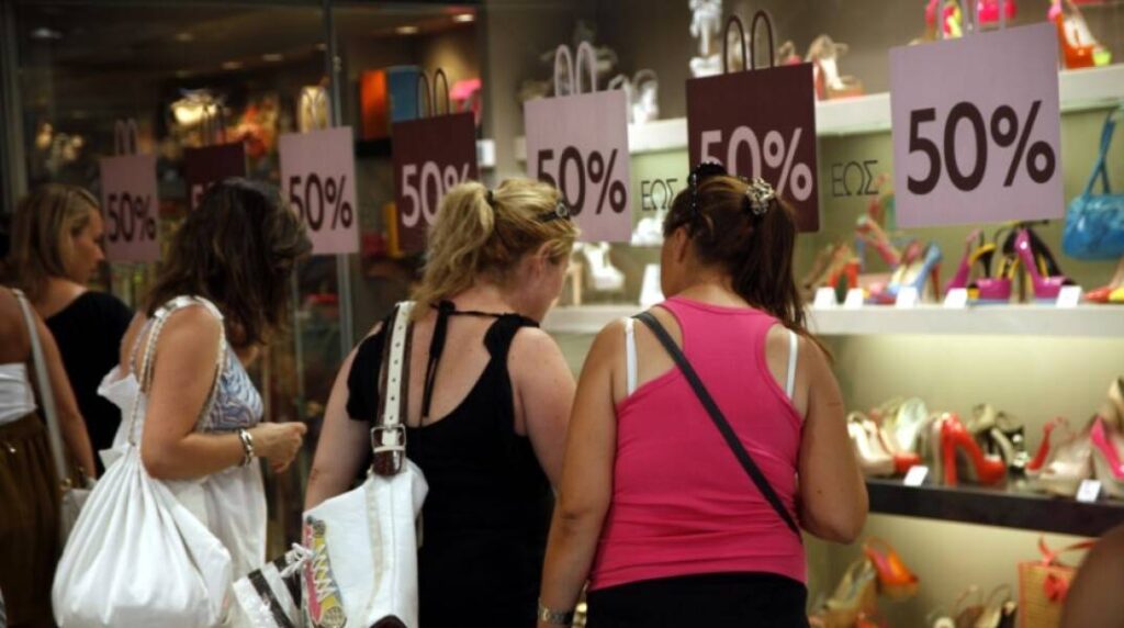 Πρεμιέρα σήμερα για τις θερινές εκπτώσεις – Προσδοκίες των επιχειρηματιών για ανάκαμψη του τζίρου
