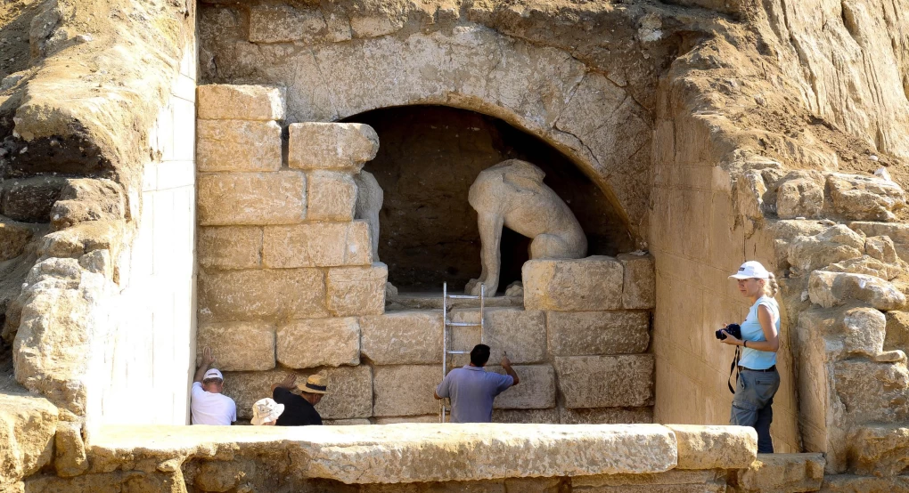 ΒΙΝΤΕΟ- Τύμβος Καστά – Έγιναν ζημιές – Απογοήτευση Κατερίνας Περιστέρη: Δεν είναι αυτό που περίμενα από το υπ. Πολιτισμού