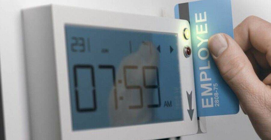 Ψηφιακή κάρτα: Αναγκάζουν εργαζόμενους αφού τη χτυπήσουν να συνεχίζουν τη δουλειά