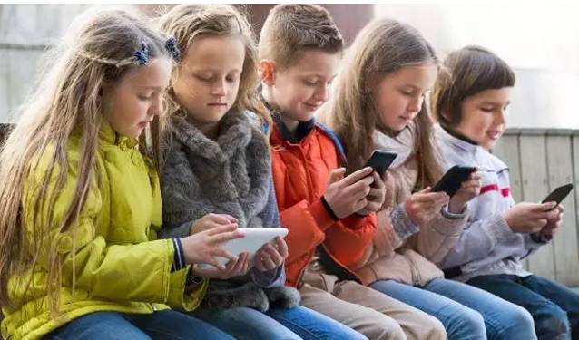 Πόσο επηρεάζουν τα παιχνίδια στο κινητό την όραση των παιδιών