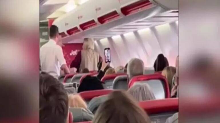 Θερμόαιμη γιαγιά, χαστούκισε αεροσυνοδό σε πτήση προς τη Ρόδο, επειδή της πήρε το ποτό (βίντεο)