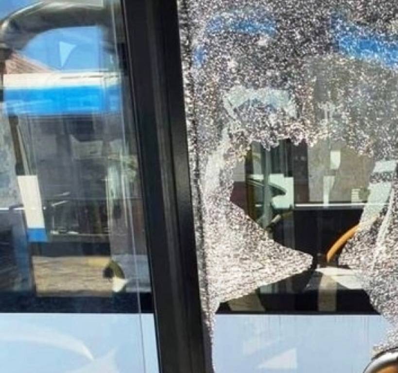 Επίθεση με πέτρες δέχτηκε λεωφορείο γεμάτο επιβάτες στη Ρόδο