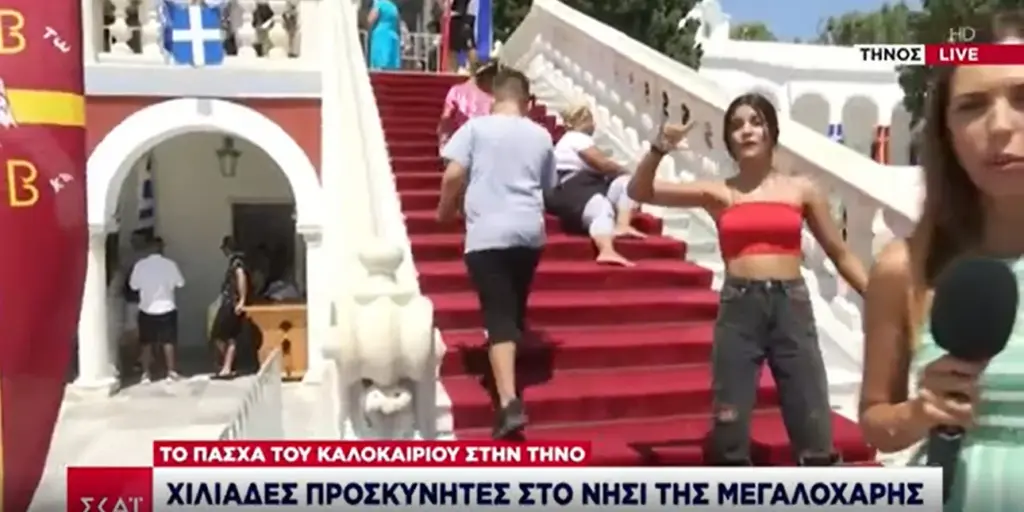 Τήνος: Νεαρή έκανε το σήμα των Γκρίζων Λύκων μπροστά στην κάμερα