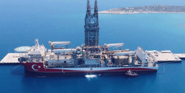 Αποπλέει σήμερα με “τουρκική φιέστα” το πλωτο γεωτρύπανο “Αμντουλχαμιντ Χαν” – Άγνωστο το που θα κινηθεί