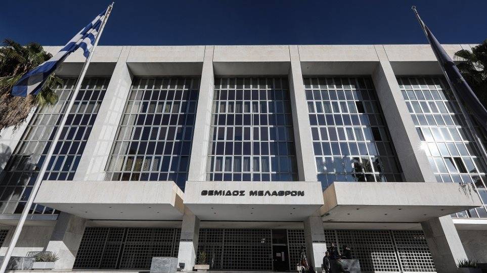 Περισσότερα από 1,5 εκατ. ευρώ και ναρκωτικά είχε ο 33χρονος που εισέβαλε με ΙΧ στο Εφετείο