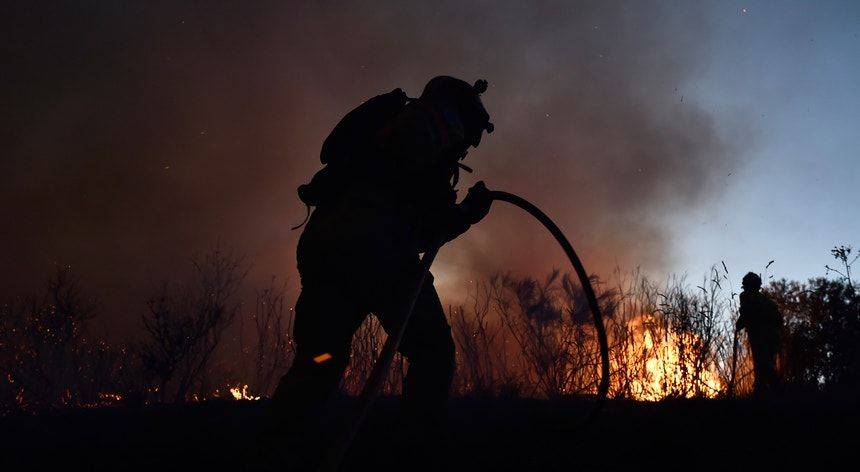 Πορτογαλία: Αναζωπυρώθηκε η πυρκαγιά στον εθνικό δρυμό της Σέρα ντα Εστρέλα