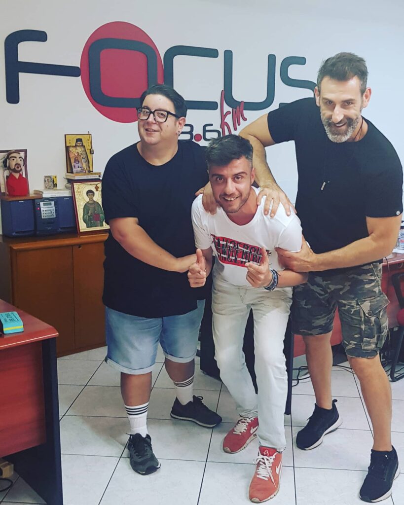 Επίσκεψη – Έκπληξη στο Γιάννη Μπέκα και στο στούντιο του Focus FM 103.6 – HXHTIKO 