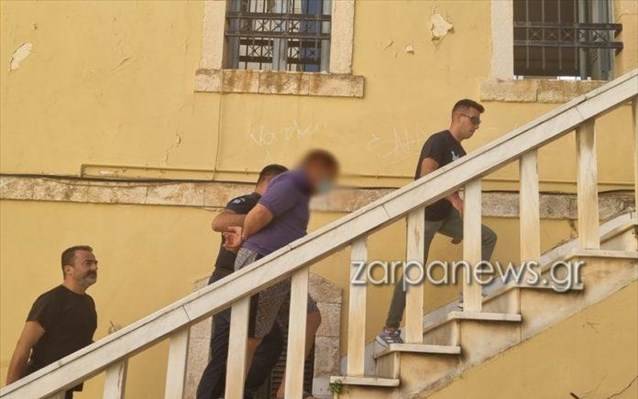 Χανιά: Υπό κράτηση έως την απολογία του 52χρονος που χτυπούσε τα παιδιά του – Επιτέθηκε και σε αστυνομικού