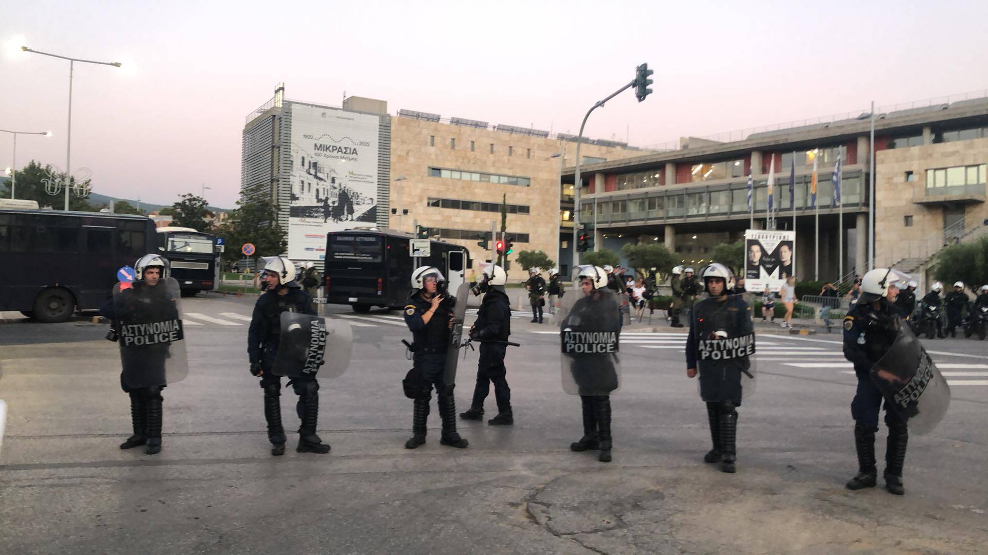 VIDEO - Θεσσαλονίκη: Μπλόκο στους υγειονομικούς σε αναστολή στο Δημαρχείο Θεσσαλονίκης