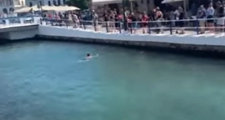 Κρήτη: Τουρίστας στον Αγ. Νικόλαο βούτηξε στη λίμνη για να σώσει τα χρήματά του