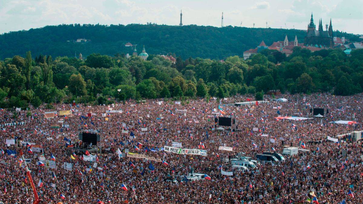 Μεγάλη αντικυβερνητική διαδήλωση για την ακρίβεια στην Πράγα - Στους δρόμους 70.000 διαδηλωτές