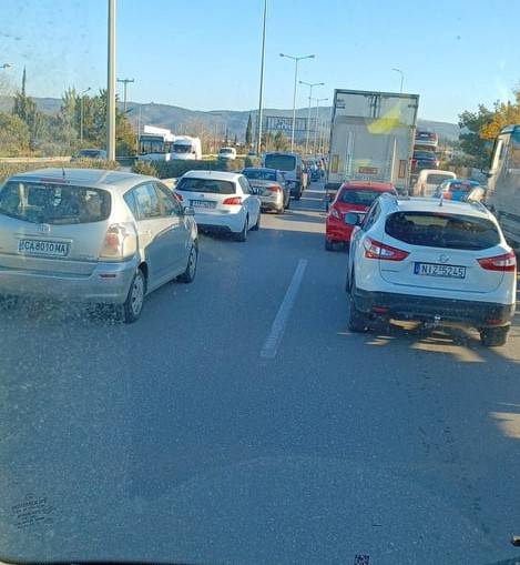Θεσσαλονίκη: Μεγάλο μποτιλιάρισμα στην Περιφερειακή εξαιτίας τροχαίου
