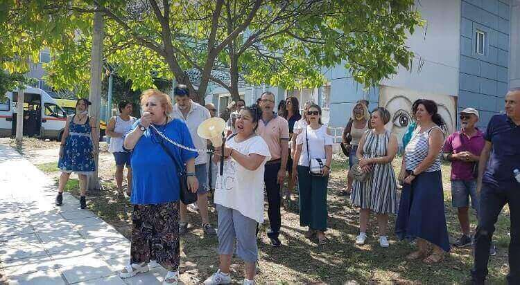 ΒΙΝΤΕΟ: Με συνθήματα και πανό «υποδέχθηκαν» τον Κ. Μητσοτάκη στο νοσοκομείο Σερρών εργαζόμενοι σε αναστολή