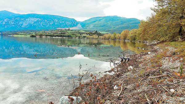 Κοζάνη: Εντοπίστηκε αυτοκίνητο μέσα στη λίμνη Πολυφύτου. Τι σενάρια εξετάζονται από την ΕΛΑΣ