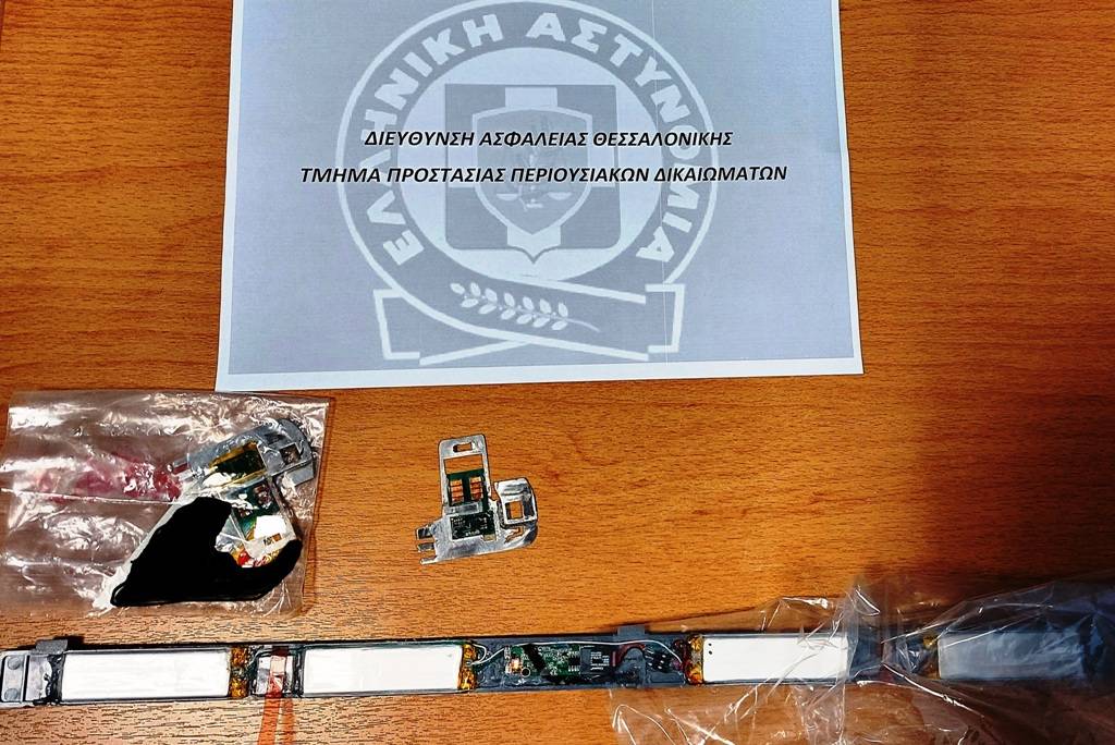 Συνελήφθησαν για υποκλοπή στοιχείων καρτών απο ΑΤΜ που παγίδευαν