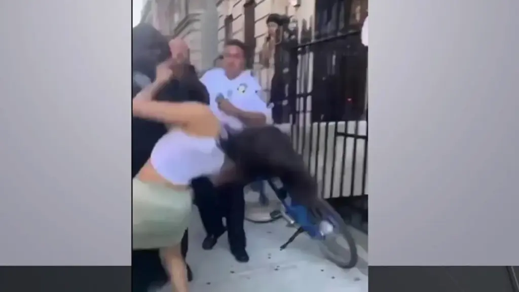 BINTEO// Νέα Υόρκη: Αστυνομικός χτυπάει 19χρονη και την ρίχνει στο έδαφος