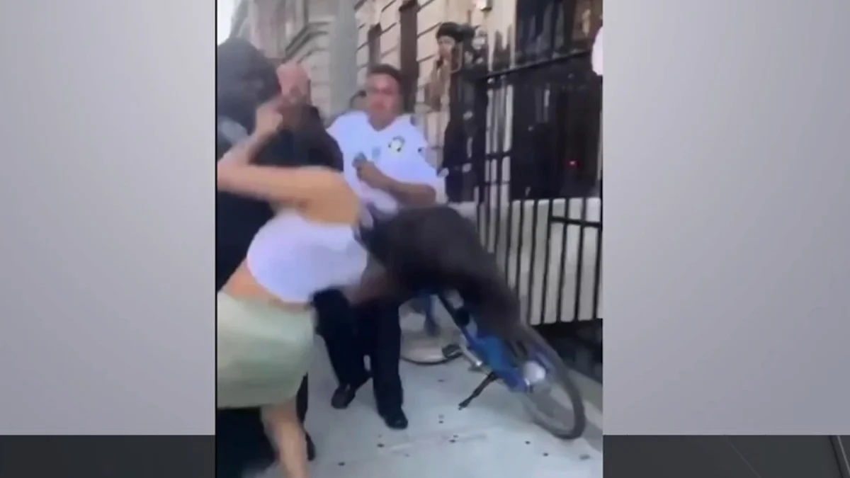 BINTEO// Νέα Υόρκη: Αστυνομικός χτυπάει 19χρονη και την ρίχνει στο έδαφος