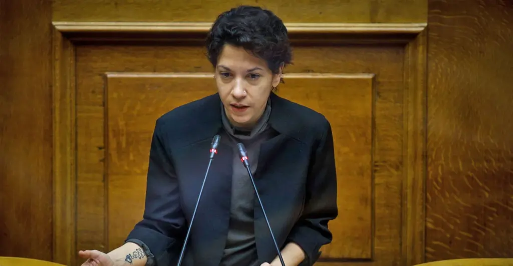 ΜέΡΑ25: Ανεξαρτητοποιήθηκε η Φωτεινή Μπακαδήμα – Η 3η γυναίκα βουλευτής που φεύγει από το κόμμα