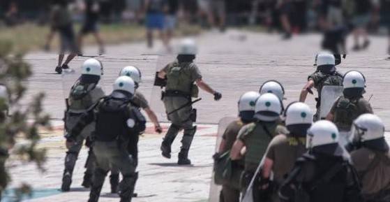 Νέα ένταση στο ΑΠΘ: Πέτρες από 15 άτομα σε αστυνομικους που απάντησαν με χημικά